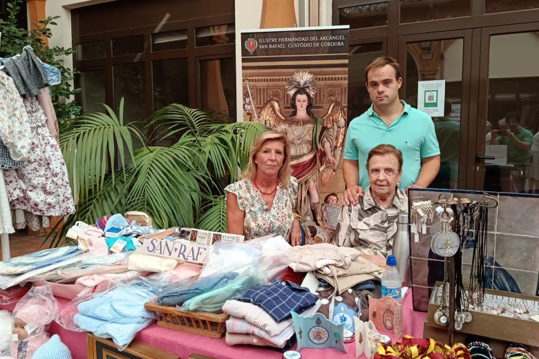 Hermandad del Arcángel San Rafael en el mercadillo de la buena gente