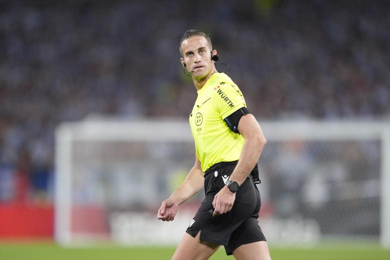 Javier Alberola Rojas empezó su carrera como árbitro en Segunda B y Segunda División y, tras progresar adecuadamente, ascendió a Primera en el último año de Enríquez Negreira como vicepresidente arbitral