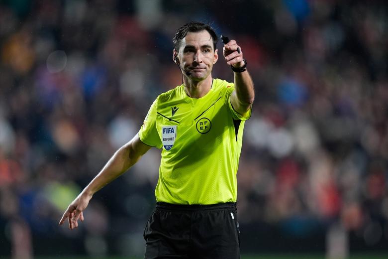 Ricardo de Burgos Bengoetxea, uno de los grandes señalados por parte del Real Madrid, lleva siendo árbitro profesional desde el año 2011 y en la etapa de Negreira estuvo cuatro años en Segunda y otros tres en Primera