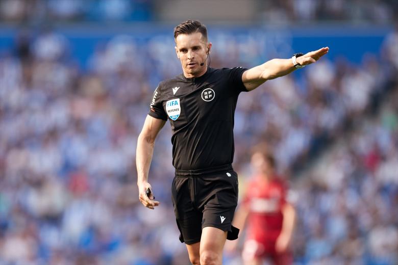 Carlos del Cerro Grande, en la actualidad árbitro exclusivo de VAR, coincidió doce años con Negreira (cinco en Segunda y siete en Primera)