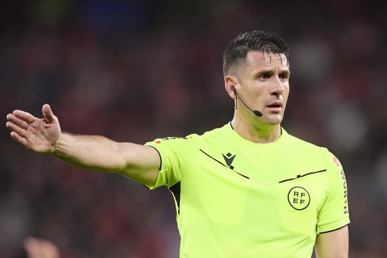Isidro Díaz de Mera, del comité de Castilla-La Mancha, coincidió dos temporadas con José María Enríquez Negreira cuando se encontraba arbitrando en la categoría de plata del fútbol español.
