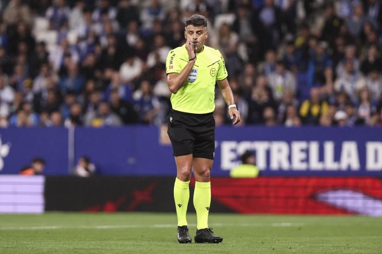 Gil Manzano, otro de los árbitros más polémicos del fútbol español, lleva años instalado en la élite del arbitraje español y coincidió con Negreira un total de nueve temporadas, tres en Segunda y seis en Primera