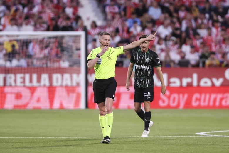 Alejandro Hernández Hernández, del comité canario, es otro de los colegiados veteranos del fútbol español y estuvo un total de once años con Negreira (cinco en Segunda y seis en Primera)