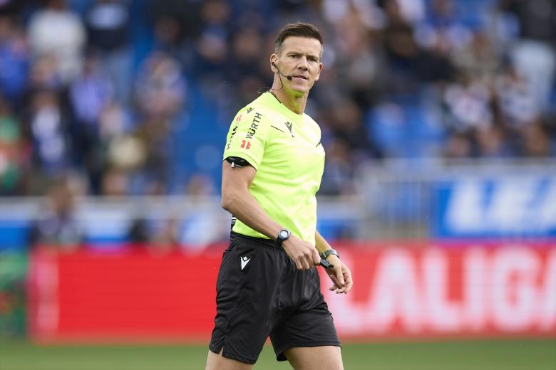 Juan Luis Pulido Santana, del comité canario, lleva un par de temporadas como colegiado de VAR y si está en el arbitraje profesional es gracias a Negreira, que le subió de categoría siendo vicepresidente del CTA