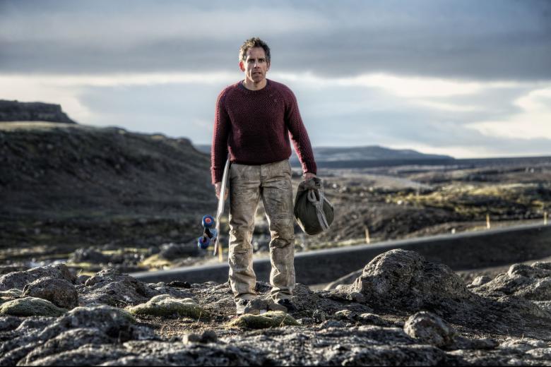 El abatimiento domina la existencia de Walter Mitty (Ben Stiller), un tímido empleado de la revista Life que trata los negativos de las imágenes y ve cómo su monocromática vida solo adquiere cierta felicidad cuando se inventa en su cabeza múltiples aventuras. Cansado de ser solo protagonista en su propia imaginación, decide dejarse llevar y recorrer el mundo cuando desaparece la foto que ilustra la portada del que será el último número. Solo encontrar a su famoso autor, el fotógrafo Sean O'Conell (Sean Penn), parece ser la solución no solo a su trabajo, sino al resto de su existencia. Carpe diem, en toda regla.