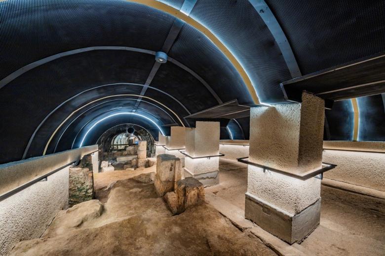 Desde hace unos meses y por primera vez en dos mil años los visitantes pueden recorrer la antigua calle principal que condujo a millones de peregrinos hacia el Monte del Templo. El Camino de Peregrinación, o The Pilgrimage Road, es un túnel histórico subterráneo de 600 metros que conecta la piscina de Siloé, al sur de la Ciudad de David, con el Monte del Templo.