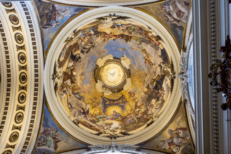 Pintada al fresco por Ramón Bayeu en 1782 bajo la dirección de su hermano Francisco Bayeu, la cúpula se encuentra en el primer tramo de acceso a la basílica tras la puerta baja y constituye una de las representaciones más sobresalientes de las Letanías Lauretanas conservadas en el templo. La composición muestra a la Virgen María bajo un palio sostenido por ángeles, rodeada por una compleja escena celeste en la que aparecen numerosos santos y alegorías de virtudes representadas en las pechinas.