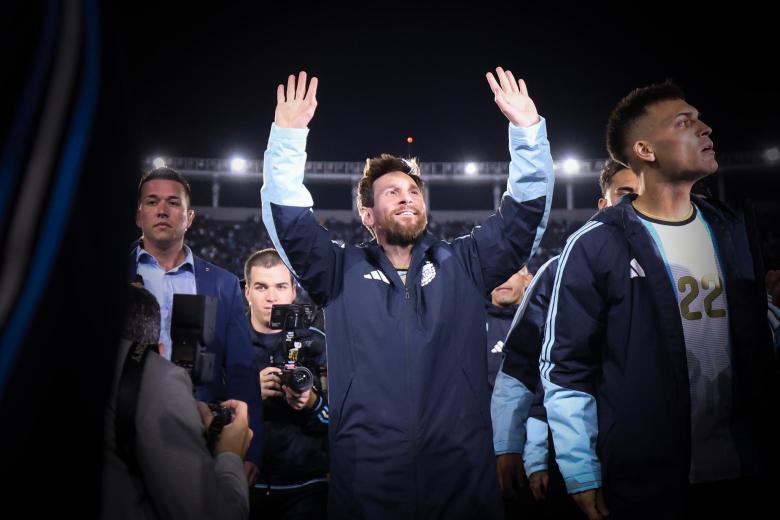 AME3582. BUENOS AIRES (ARGENTINA), 06/10/2026.- Lionel Messi de Argentina se despide de aficionados este martes, al final de un partido Amistoso Internacional ante Benín en el estadio Monumental, en Buenos Aires (Argentina). EFE/ Juan Ignacio Roncoroni