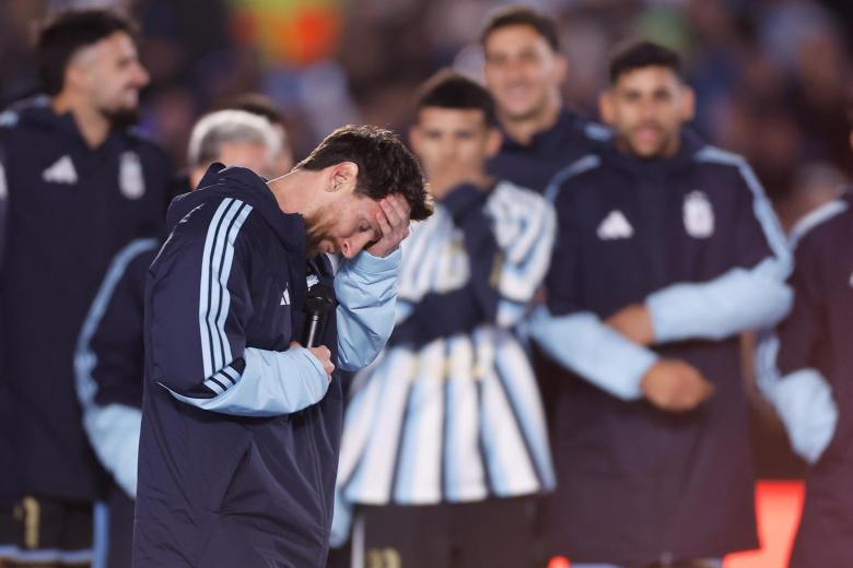 AME3607. BUENOS AIRES (ARGENTINA), 06/10/2026.- Lionel Messi de Argentina reacciona durante su despedida ante los aficionados este martes, al final de un partido Amistoso Internacional ante Benín en el estadio Monumental, en Buenos Aires (Argentina). EFE/ Juan Ignacio Roncoroni