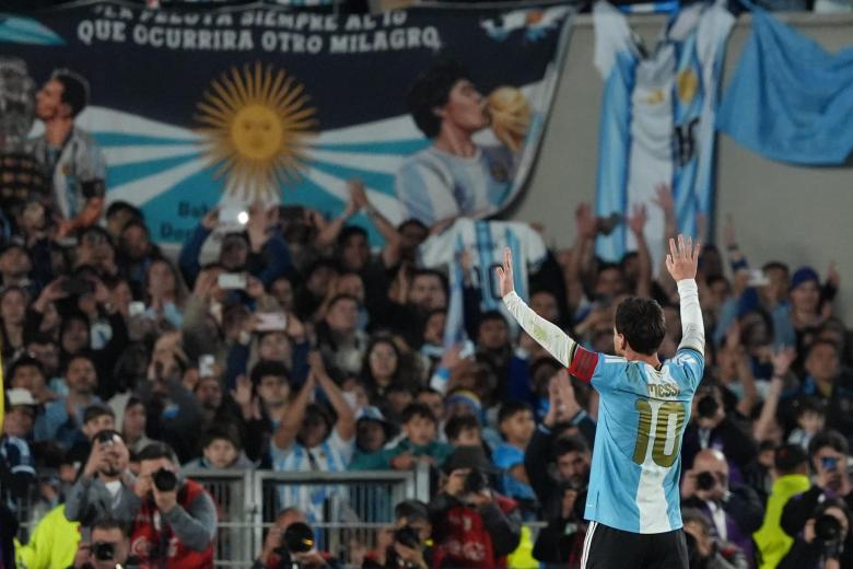 AMDEP3697. BUENOS AIRES (ARGENTINA), 06/10/2026.- Lionel Messi de Argentina saluda este martes, al finalizar un partido amistoso entre Argentina y Benín en el estadio Monumental, en Buenos Aires (Argentina). Messi afirmó que "fue un orgullo muy grande defender esta camiseta" y que "jugar en la selección argentina es lo más lindo que te puede pasar" en su último partido con la Albiceleste. EFE/ Adán González