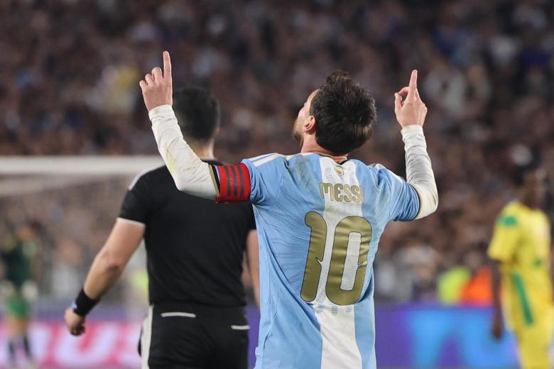 AMDEP3697. BUENOS AIRES (ARGENTINA), 06/10/2026.- Lionel Messi de Argentina saluda este martes, al finalizar un partido amistoso entre Argentina y Benín en el estadio Monumental, en Buenos Aires (Argentina). Messi afirmó que "fue un orgullo muy grande defender esta camiseta" y que "jugar en la selección argentina es lo más lindo que te puede pasar" en su último partido con la Albiceleste. EFE/ Adán González