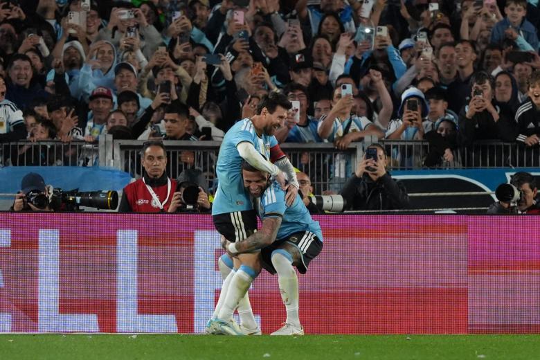 AME3557. BUENOS AIRES (ARGENTINA), 06/10/2026.- Lionel Messi de Argentina celebra su gol este martes, en un partido Amistoso Internacional entre Argentina y Benín en el estadio Monumental, en Buenos Aires (Argentina). EFE/ Juan Ignacio Roncoroni