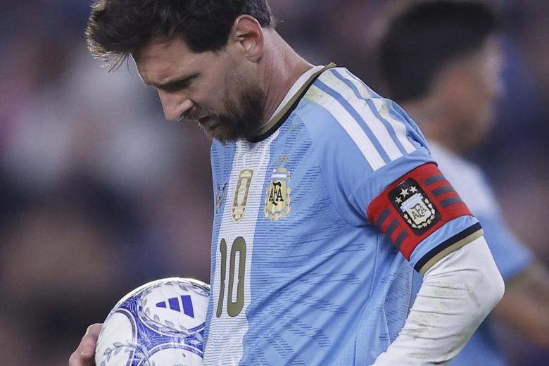AMDEP3697. BUENOS AIRES (ARGENTINA), 06/10/2026.- Nicolás Otamendi (d) de Argentina celebra un gol con Lionel Messi este martes, en un partido Amistoso Internacional entre Argentina y Benín en el estadio Monumental, en Buenos Aires (Argentina). EFE/ Adán González