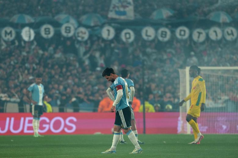 AMDEP3697. BUENOS AIRES (ARGENTINA), 06/10/2026.- Lionel Messi de Argentina reacciona este martes, en un partido Amistoso Internacional entre Argentina y Benín en el estadio Monumental, en Buenos Aires (Argentina). EFE/ Adán González