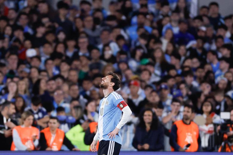 AMDEP3697. BUENOS AIRES (ARGENTINA), 06/10/2026.- Lionel Messi de Argentina reacciona este martes, en un partido Amistoso Internacional entre Argentina y Benín en el estadio Monumental, en Buenos Aires (Argentina). EFE/ Adán González