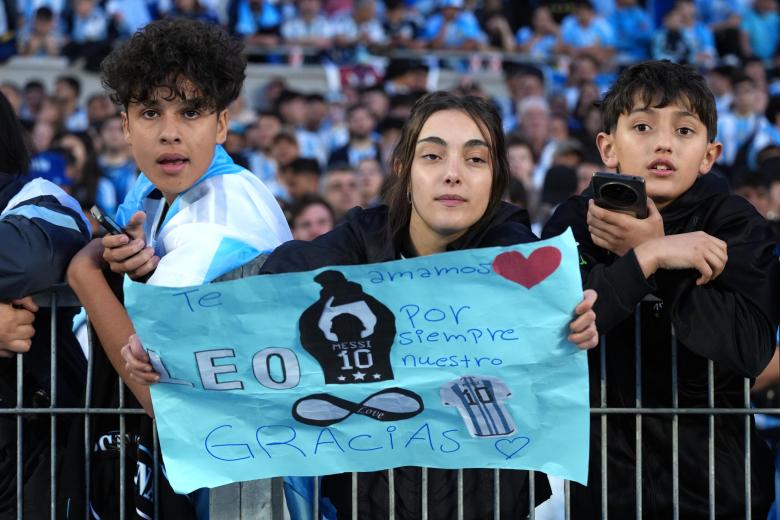 AME3482. BUENOS AIRES (ARGENTINA), 06/10/2026.- Lionel Messi de Argentina saluda este martes, previo a un partido amistoso internacional entre Argentina y Benín en el estadio Monumental, en Buenos Aires (Argentina). Parece la previa de una final de Mundial: bombos, banderas gigantes y miles de camisetas con el 10 en la espalda. Pero la marea albiceleste que llega este martes al Monumental lo hace con una profunda tristeza, para presenciar un partido que nunca quiso ver: la despedida de Messi. EFE/ Juan Ignacio Roncoroni