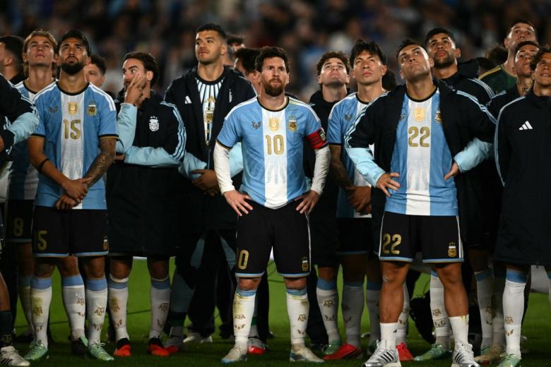 Argentina's forward #10 Lionel Messi and teammates watch a tribute after the international friendly football match between Argentina and Benin at the Mas Monumental stadium in Buenos Aires on October 6, 2026. (Photo by Luis ROBAYO / AFP)