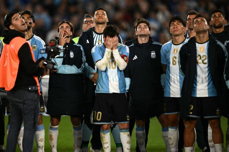 Argentina's forward #10 Lionel Messi and teammates watch a tribute after the international friendly football match between Argentina and Benin at the Mas Monumental stadium in Buenos Aires on October 6, 2026. (Photo by Luis ROBAYO / AFP)