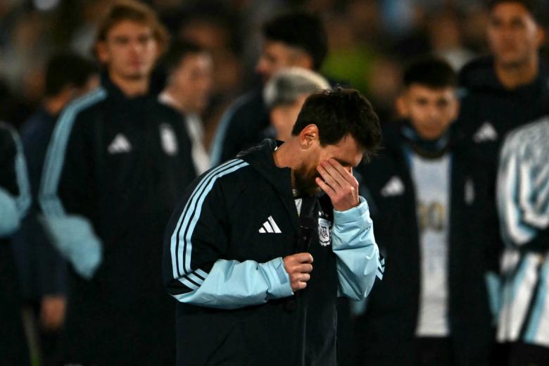 Argentina's players watch forward #10 Lionel Messi speaking after the international friendly football match between Argentina and Benin at the Mas Monumental stadium in Buenos Aires on October 6, 2026. (Photo by Luis ROBAYO / AFP)
