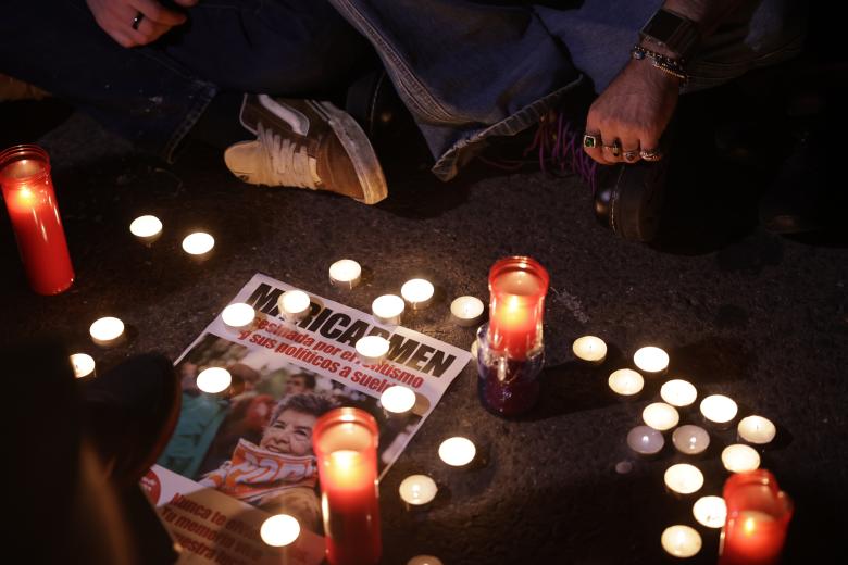 Homenajes a Maricarmen por los acampados en la Puerta del Sol