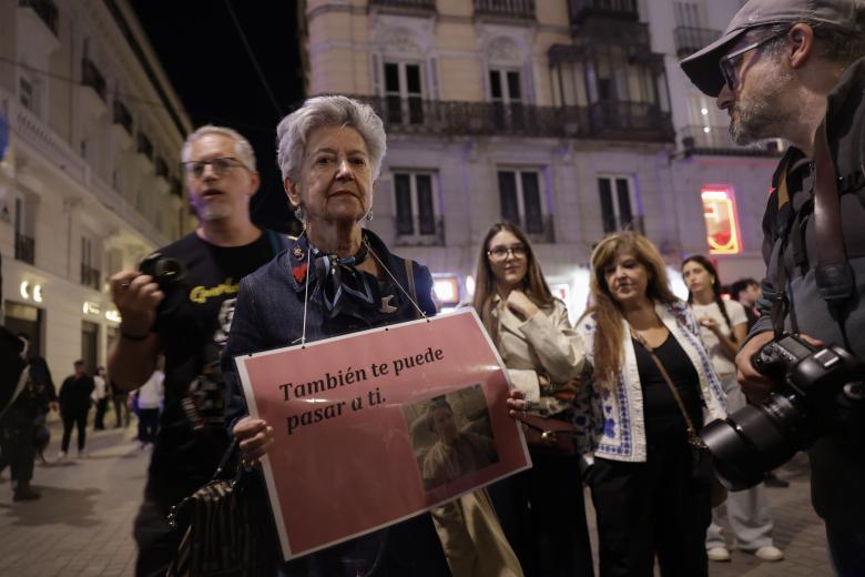 Homenajes a Maricarmen por los acampados en la Puerta del Sol