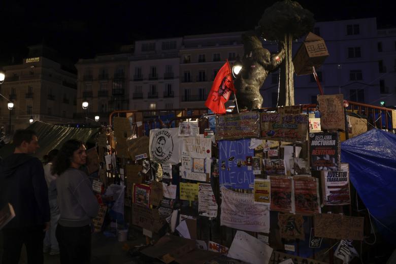 Homenajes a Maricarmen por los acampados en la Puerta del Sol