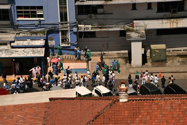 Esta vista aérea muestra la evacuación de personas de un hospital en Ciudad de Panamá