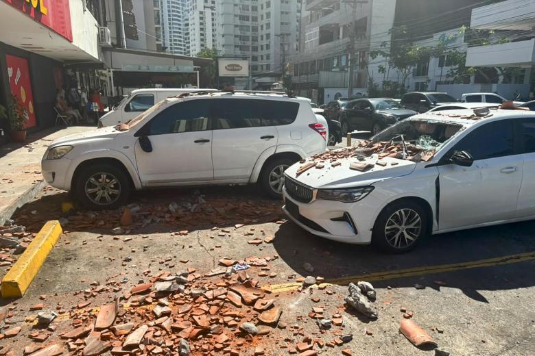 Fotografía de vehículos afectados por restos de un edificio tras un terremoto de magnitud 7,7 con una profundidad de 10 kilómetros que sacudió Panamá