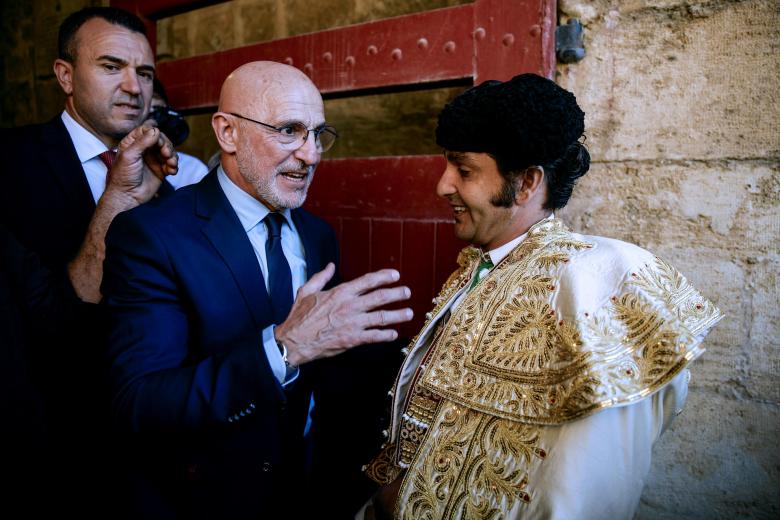 El seleccionador nacional, Luis de la Fuente, saluda a Morante de la Puebla minutos antes del paseíllo.