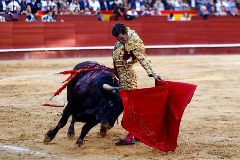 Muletazo de Morante de la Puebla al primero de su lote, este viernes en Valencia. El diestro cree que quizá mereció premio por esta faena.