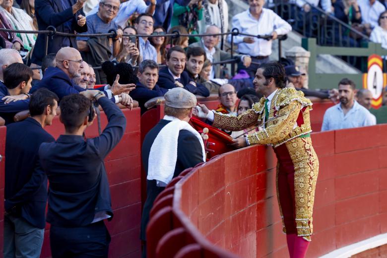 Morante de la Puebla brindó ese primer toro al seleccionador nacional, Luis de la Fuente.