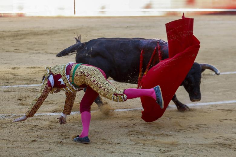 Morante de la Puebla sufrió este pequeño percance al entrar a matar, cuando tropezó y cayó en la arena con la espada de la mano.