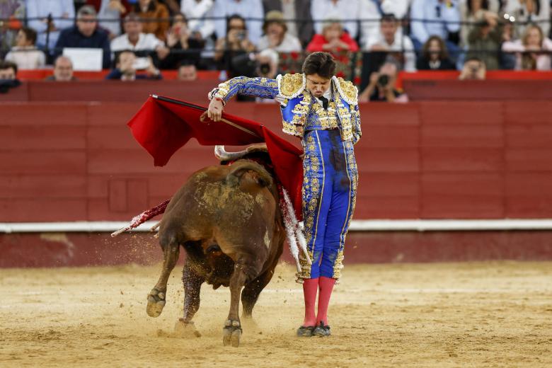 Roca Rey, con el segundo de su lote, al que cortó una oreja que le permitió salir a hombros.