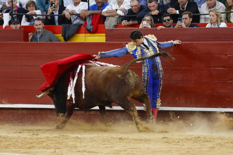 Roca Rey, con el capote junto a las tablas con el quinto de la tarde.