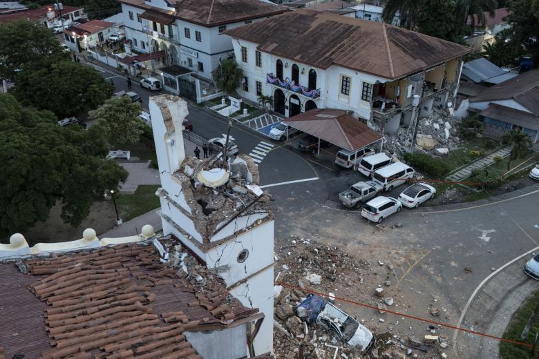 Esta vista aérea muestra la catedral (izquierda) y el edificio de la Gobernación de Penonomé colapsados ​​tras un terremoto de magnitud 7,6 que sacudió el país, en Penonom