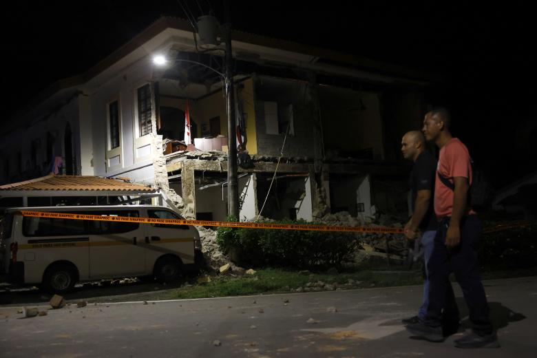 ersonas caminan frente a una edificación que fue afectada por el terremoto de magnitud 7,7 con epicentro cerca de Tonosí, un pueblo costero del sur de Panamá.