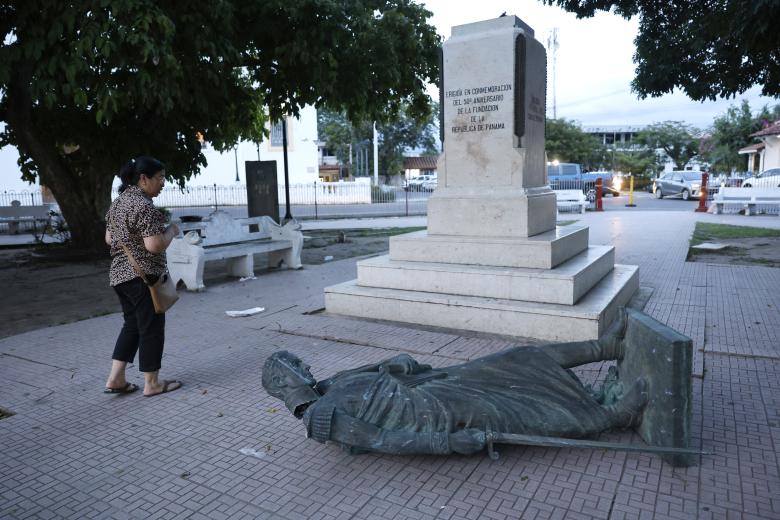 Una mujer observa la estatua de Simón Bolívar en el parque 8 de Diciembre que fue afectada por el terremoto de magnitud 7,7 que sacudió este viernes el sureste de Panamá.