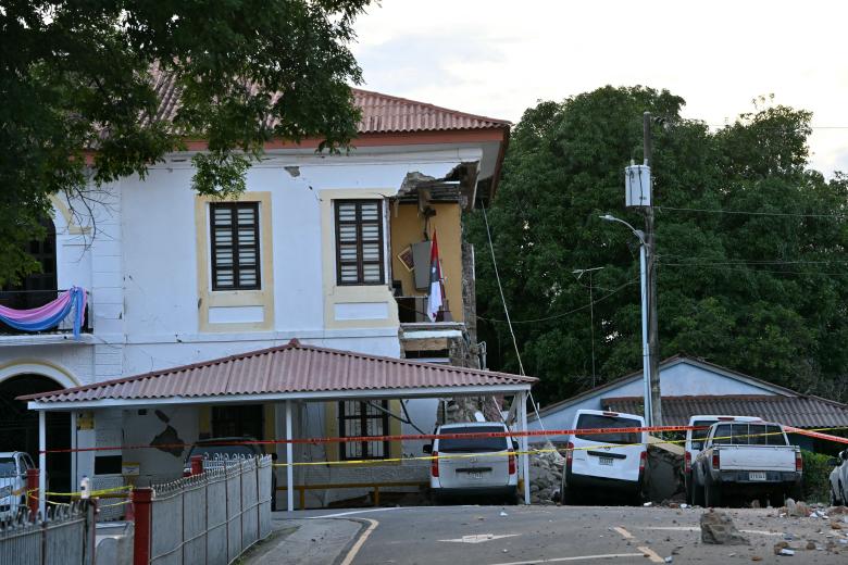 Esta imagen muestra el edificio de la Gobernación de Penonomé colapsado tras el terremoto de magnitud 7,6 que sacudió el país.