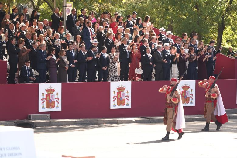 Presidentes autonómicos durante el acto solemne de homenaje a la bandera nacional y desfile militar por el 12 de octubre, Día de la Hispanidad, en la Plaza de Cánovas del Castillo, a 12 de octubre de 2026, en Madrid (España). Los actos comienzan con el izado de bandera y van seguidos del homenaje a los que dieron la vida por el país. Posteriormente, comienzan los desfiles militares aéreos y terrestres. Alrededor de 4.400 integrantes de las Fuerzas Armadas, las Fuerzas y Cuerpos de Seguridad y distintas instituciones públicas civiles participan este año en el desfile presidido por los Reyes. El desfile aéreo ha contado con 50 aeronaves de caza, enseñanza y transporte, además de alrededor de 30 helicópteros. Por tierra han participado unos 144 vehículos y 39 motocicletas, además de unos 300 caballos y cinco perros pertenecientes a distintas unidades.

Eduardo Parra / Europa Press
12/10/2026