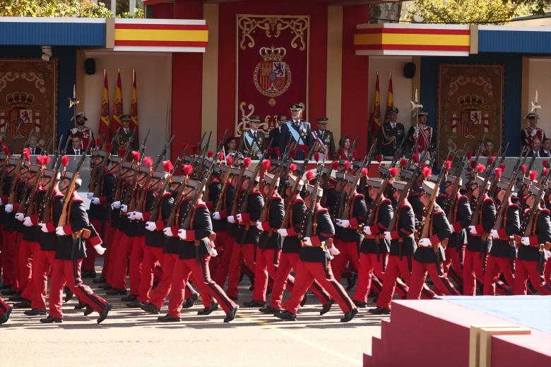 Varias personas disfrutan del desfile durante el acto solemne de homenaje a la bandera nacional y desfile militar por el 12 de octubre, Día de la Hispanidad, en la Plaza de Cánovas del Castillo, a 12 de octubre de 2026, en Madrid (España). Los actos comienzan con el izado de bandera y van seguidos del homenaje a los que dieron la vida por el país. Posteriormente, comienzan los desfiles militares aéreos y terrestres. Alrededor de 4.400 integrantes de las Fuerzas Armadas, las Fuerzas y Cuerpos de Seguridad y distintas instituciones públicas civiles participan este año en el desfile presidido por los Reyes. El desfile aéreo ha contado con 50 aeronaves de caza, enseñanza y transporte, además de alrededor de 30 helicópteros. Por tierra han participado unos 144 vehículos y 39 motocicletas, además de unos 300 caballos y cinco perros pertenecientes a distintas unidades.

Gabriel Luengas / Europa Press
12/10/2026