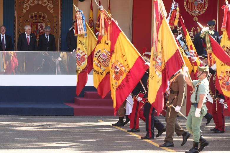 Agentes de los Cuerpos de Seguridad del Estado durante el acto solemne de homenaje a la bandera nacional y desfile militar por el 12 de octubre, Día de la Hispanidad, en la Plaza de Cánovas del Castillo, a 12 de octubre de 2026, en Madrid (España). Los actos comienzan con el izado de bandera y van seguidos del homenaje a los que dieron la vida por el país. Posteriormente, comienzan los desfiles militares aéreos y terrestres. Alrededor de 4.400 integrantes de las Fuerzas Armadas, las Fuerzas y Cuerpos de Seguridad y distintas instituciones públicas civiles participan este año en el desfile presidido por los Reyes. El desfile aéreo ha contado con 50 aeronaves de caza, enseñanza y transporte, además de alrededor de 30 helicópteros. Por tierra han participado unos 144 vehículos y 39 motocicletas, además de unos 300 caballos y cinco perros pertenecientes a distintas unidades.

Eduardo Parra / Europa Press
12/10/2026