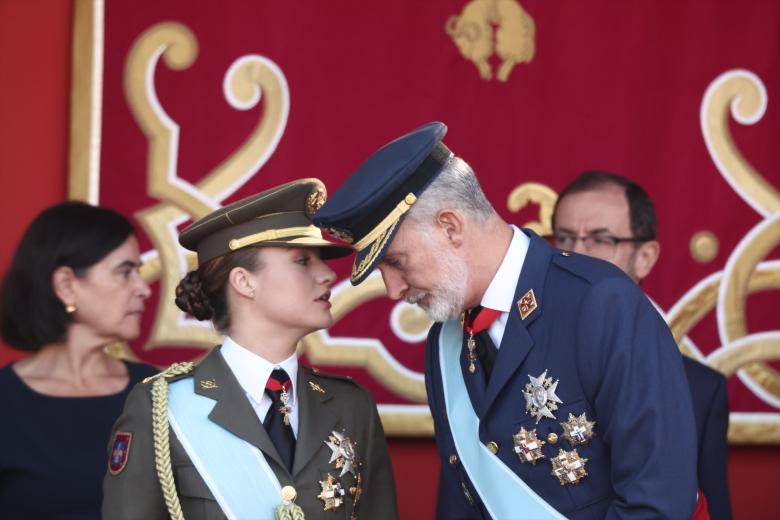 Exhibición aérea de las Fuerzas Armadas durante el acto solemne de homenaje a la bandera nacional y desfile militar por el 12 de octubre, Día de la Hispanidad, en la Plaza de Cánovas del Castillo, a 12 de octubre de 2026, en Madrid (España). Los actos comienzan con el izado de bandera y van seguidos del homenaje a los que dieron la vida por el país. Posteriormente, comienzan los desfiles militares aéreos y terrestres. Alrededor de 4.400 integrantes de las Fuerzas Armadas, las Fuerzas y Cuerpos de Seguridad y distintas instituciones públicas civiles participan este año en el desfile presidido por los Reyes. El desfile aéreo ha contado con 50 aeronaves de caza, enseñanza y transporte, además de alrededor de 30 helicópteros. Por tierra han participado unos 144 vehículos y 39 motocicletas, además de unos 300 caballos y cinco perros pertenecientes a distintas unidades.

Eduardo Parra / Europa Press
12/10/2026