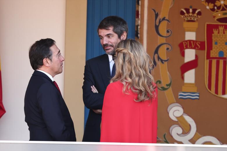 El Rey Felipe VI y la Princesa Leonor durante el acto solemne de homenaje a la bandera nacional y desfile militar por el 12 de octubre, Día de la Hispanidad, en la Plaza de Cánovas del Castillo, a 12 de octubre de 2026, en Madrid (España). Los actos comienzan con el izado de bandera y van seguidos del homenaje a los que dieron la vida por el país. Posteriormente, comienzan los desfiles militares aéreos y terrestres. Alrededor de 4.400 integrantes de las Fuerzas Armadas, las Fuerzas y Cuerpos de Seguridad y distintas instituciones públicas civiles participan este año en el desfile presidido por los Reyes. El desfile aéreo ha contado con 50 aeronaves de caza, enseñanza y transporte, además de alrededor de 30 helicópteros. Por tierra han participado unos 144 vehículos y 39 motocicletas, además de unos 300 caballos y cinco perros pertenecientes a distintas unidades.

Eduardo Parra / Europa Press
12/10/2026