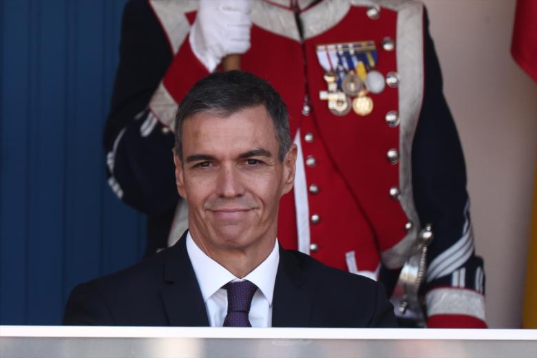 (I-D) El ministro de Asuntos Exteriores, Unión Europea y Cooperación, José Manuel Albares; el ministro de Cultura, Ernest Urtasun, y la vicepresidenta segunda y ministra de Trabajo y Economía Social, Yolanda Díaz, durante el acto solemne de homenaje a la bandera nacional y desfile militar por el 12 de octubre, Día de la Hispanidad, en la Plaza de Cánovas del Castillo, a 12 de octubre de 2026, en Madrid (España). Los actos comienzan con el izado de bandera y van seguidos del homenaje a los que dieron la vida por el país. Posteriormente, comienzan los desfiles militares aéreos y terrestres. Alrededor de 4.400 integrantes de las Fuerzas Armadas, las Fuerzas y Cuerpos de Seguridad y distintas instituciones públicas civiles participan este año en el desfile presidido por los Reyes. El desfile aéreo ha contado con 50 aeronaves de caza, enseñanza y transporte, además de alrededor de 30 helicópteros. Por tierra han participado unos 144 vehículos y 39 motocicletas, además de unos 300 caballos y cinco perros pertenecientes a distintas unidades.

Eduardo Parra / Europa Press
12/10/2026
