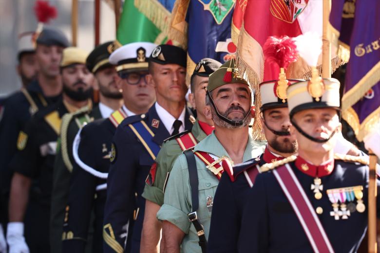 El presidente del Gobierno, Pedro Sánchez, durante el acto solemne de homenaje a la bandera nacional y desfile militar por el 12 de octubre, Día de la Hispanidad, en la Plaza de Cánovas del Castillo, a 12 de octubre de 2026, en Madrid (España). Los actos comienzan con el izado de bandera y van seguidos del homenaje a los que dieron la vida por el país. Posteriormente, comienzan los desfiles militares aéreos y terrestres. Alrededor de 4.400 integrantes de las Fuerzas Armadas, las Fuerzas y Cuerpos de Seguridad y distintas instituciones públicas civiles participan este año en el desfile presidido por los Reyes. El desfile aéreo ha contado con 50 aeronaves de caza, enseñanza y transporte, además de alrededor de 30 helicópteros. Por tierra han participado unos 144 vehículos y 39 motocicletas, además de unos 300 caballos y cinco perros pertenecientes a distintas unidades.

Eduardo Parra / Europa Press
12/10/2026