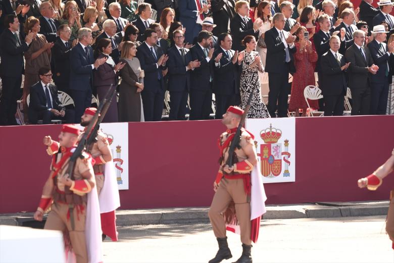 (I-D) La Princesa Leonor; el Rey Felipe VI; la Reina Letizia y la Infanta Sofía, durante el acto solemne de homenaje a la bandera nacional y desfile militar por el 12 de octubre, Día de la Hispanidad, en la Plaza de Cánovas del Castillo, a 12 de octubre de 2026, en Madrid (España). Los actos comienzan con el izado de bandera y van seguidos del homenaje a los que dieron la vida por el país. Posteriormente, comienzan los desfiles militares aéreos y terrestres. Alrededor de 4.400 integrantes de las Fuerzas Armadas, las Fuerzas y Cuerpos de Seguridad y distintas instituciones públicas civiles participan este año en el desfile presidido por los Reyes. El desfile aéreo ha contado con 50 aeronaves de caza, enseñanza y transporte, además de alrededor de 30 helicópteros. Por tierra han participado unos 144 vehículos y 39 motocicletas, además de unos 300 caballos y cinco perros pertenecientes a distintas unidades.

Eduardo Parra / Europa Press
12/10/2026