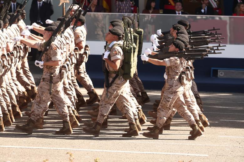 Agentes de los Cuerpos de Seguridad del Estado durante el acto solemne de homenaje a la bandera nacional y desfile militar por el 12 de octubre, Día de la Hispanidad, en la Plaza de Cánovas del Castillo, a 12 de octubre de 2026, en Madrid (España). Los actos comienzan con el izado de bandera y van seguidos del homenaje a los que dieron la vida por el país. Posteriormente, comienzan los desfiles militares aéreos y terrestres. Alrededor de 4.400 integrantes de las Fuerzas Armadas, las Fuerzas y Cuerpos de Seguridad y distintas instituciones públicas civiles participan este año en el desfile presidido por los Reyes. El desfile aéreo ha contado con 50 aeronaves de caza, enseñanza y transporte, además de alrededor de 30 helicópteros. Por tierra han participado unos 144 vehículos y 39 motocicletas, además de unos 300 caballos y cinco perros pertenecientes a distintas unidades.

Eduardo Parra / Europa Press
12/10/2026