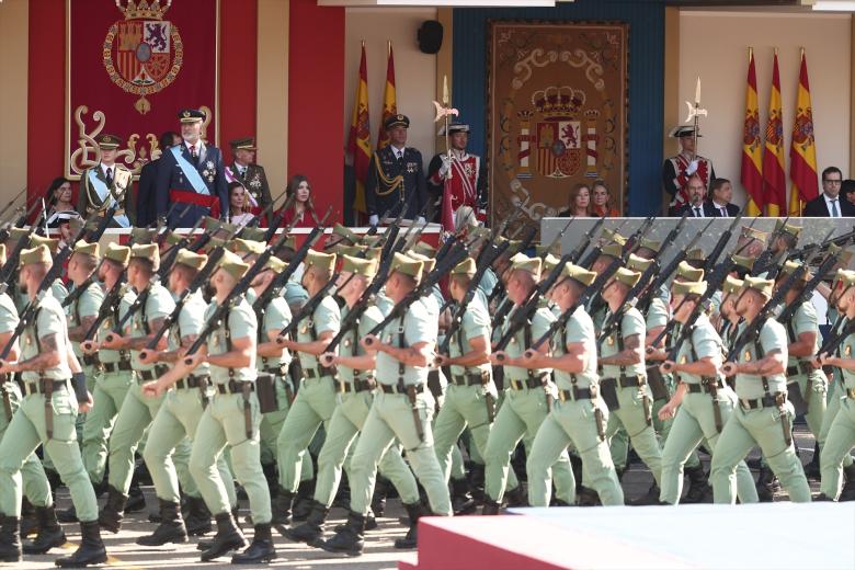 Exhibición aérea de las Fuerzas Armadas durante el acto solemne de homenaje a la bandera nacional y desfile militar por el 12 de octubre, Día de la Hispanidad, en la Plaza de Cánovas del Castillo, a 12 de octubre de 2026, en Madrid (España). Los actos comienzan con el izado de bandera y van seguidos del homenaje a los que dieron la vida por el país. Posteriormente, comienzan los desfiles militares aéreos y terrestres. Alrededor de 4.400 integrantes de las Fuerzas Armadas, las Fuerzas y Cuerpos de Seguridad y distintas instituciones públicas civiles participan este año en el desfile presidido por los Reyes. El desfile aéreo ha contado con 50 aeronaves de caza, enseñanza y transporte, además de alrededor de 30 helicópteros. Por tierra han participado unos 144 vehículos y 39 motocicletas, además de unos 300 caballos y cinco perros pertenecientes a distintas unidades.

Eduardo Parra / Europa Press
12/10/2026