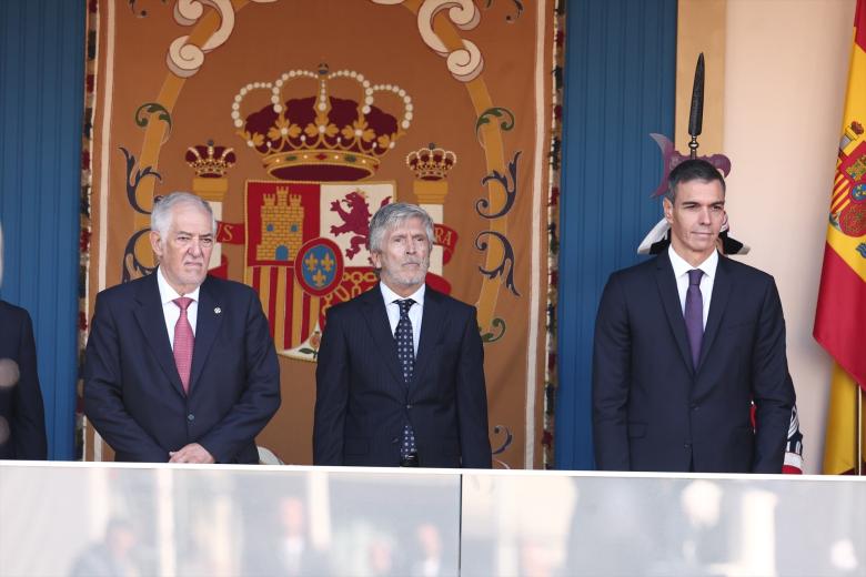 Agentes de los Cuerpos de Seguridad del Estado durante el acto solemne de homenaje a la bandera nacional y desfile militar por el 12 de octubre, Día de la Hispanidad, en la Plaza de Cánovas del Castillo, a 12 de octubre de 2026, en Madrid (España). Los actos comienzan con el izado de bandera y van seguidos del homenaje a los que dieron la vida por el país. Posteriormente, comienzan los desfiles militares aéreos y terrestres. Alrededor de 4.400 integrantes de las Fuerzas Armadas, las Fuerzas y Cuerpos de Seguridad y distintas instituciones públicas civiles participan este año en el desfile presidido por los Reyes. El desfile aéreo ha contado con 50 aeronaves de caza, enseñanza y transporte, además de alrededor de 30 helicópteros. Por tierra han participado unos 144 vehículos y 39 motocicletas, además de unos 300 caballos y cinco perros pertenecientes a distintas unidades.

Eduardo Parra / Europa Press
12/10/2026