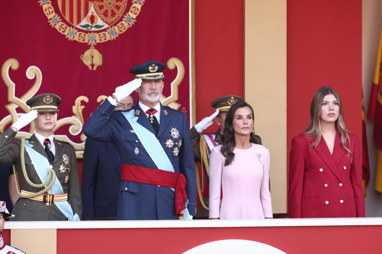 (I-D) El presidente del Tribunal Constitucional, Cándido Conde-Pumpido; el ministro del Interior, Fernando Grande-Marlaska, y el presidente del Gobierno, Pedro Sánchez, durante el acto solemne de homenaje a la bandera nacional y desfile militar por el 12 de octubre, Día de la Hispanidad, en la Plaza de Cánovas del Castillo, a 12 de octubre de 2026, en Madrid (España). Los actos comienzan con el izado de bandera y van seguidos del homenaje a los que dieron la vida por el país. Posteriormente, comienzan los desfiles militares aéreos y terrestres. Alrededor de 4.400 integrantes de las Fuerzas Armadas, las Fuerzas y Cuerpos de Seguridad y distintas instituciones públicas civiles participan este año en el desfile presidido por los Reyes. El desfile aéreo ha contado con 50 aeronaves de caza, enseñanza y transporte, además de alrededor de 30 helicópteros. Por tierra han participado unos 144 vehículos y 39 motocicletas, además de unos 300 caballos y cinco perros pertenecientes a distintas unidades.

Eduardo Parra / Europa Press
12/10/2026